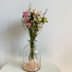 Bouquet de fleurs séchées, pétales de fleurs séchées et vase