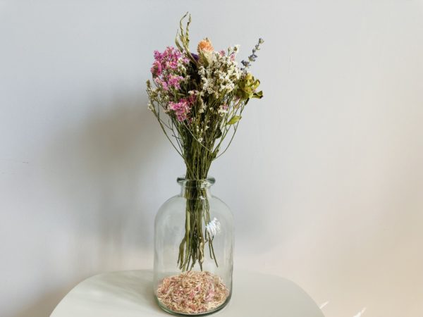 Bouquet de fleurs séchées, pétales de fleurs séchées et vase