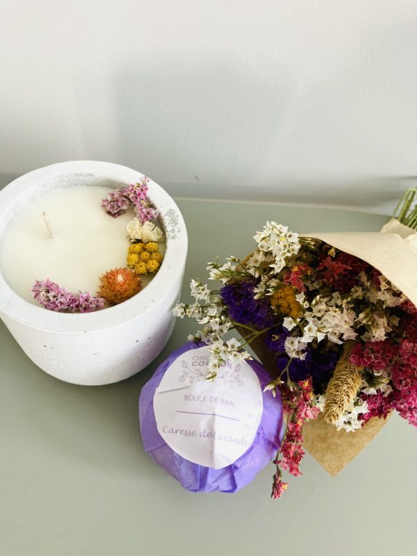 Coffret bougie fleurie boule de bain et bouquet